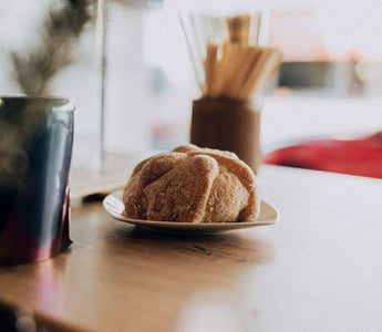 Pan de Muerto: Un Bocado Festivo y Conmemorativo - Wine.com.mx